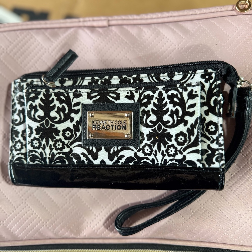 Kenneth Cole Reaction Black and White Patterned Wristlet